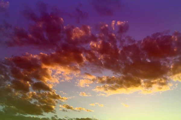 Υπέροχο πολύχρωμο ήλιο χρωματιστά σύννεφα στον ουρανό για χρήση στο σχεδιασμό ως φόντο. — Φωτογραφία Αρχείου