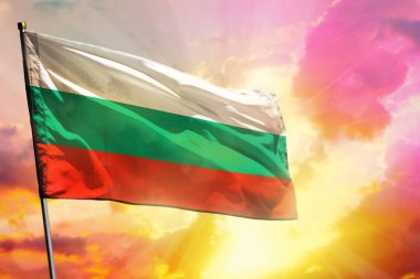 Güzel renkli günbatımı veya gündoğumu arka plan üzerinde Çırpınan Bulgaristan bayrağı. Başarı kavramı.