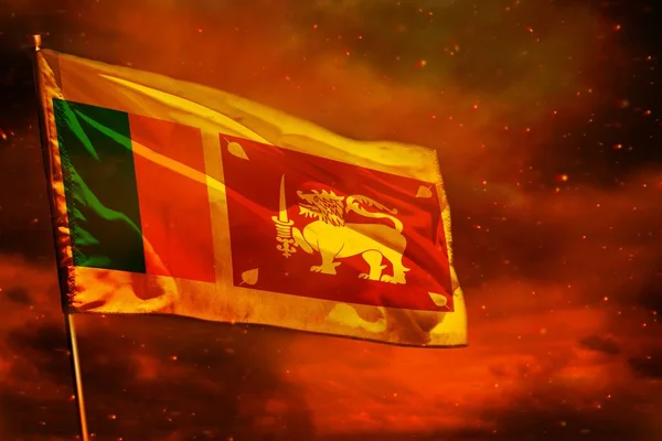Duman sütunları arka plan ile kızıl kırmızı gökyüzünde fluttering Sri Lanka bayrağı. Sorunlar kavramı. — Stok fotoğraf