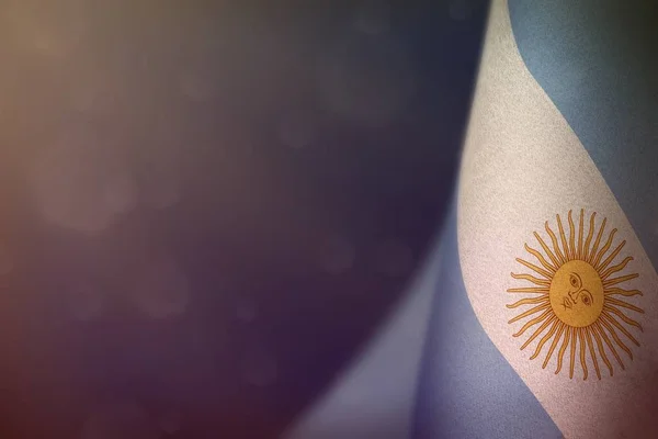 Bandiera argentina per onore di giorno di reduci o giorno commemorativo. Gloria agli eroi di guerra argentini concetto su sfondo blu di velluto scuro . — Foto Stock