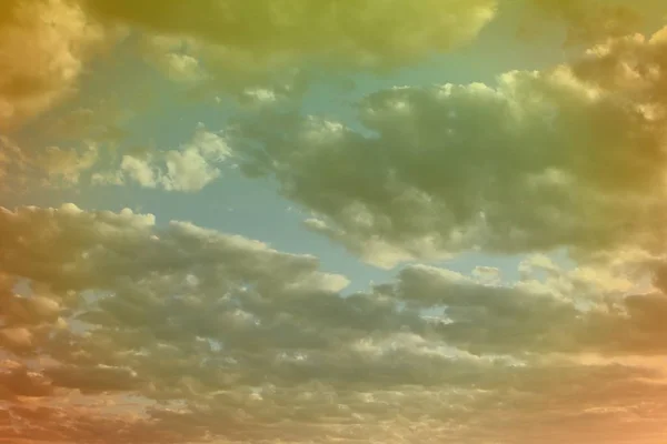 Velmi pestré, husté mraky na obloze pro použití v designu jako pozadí. — Stock fotografie