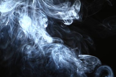 siyah arka plan karşı oldukça soyut parlayan mavi duman.