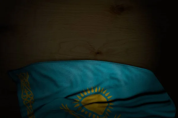 Szép sötét képet Kazahsztán zászló nagy redők a sötét fa, üres hely a szöveg-minden ünnep zászló 3D illusztráció — Stock Fotó