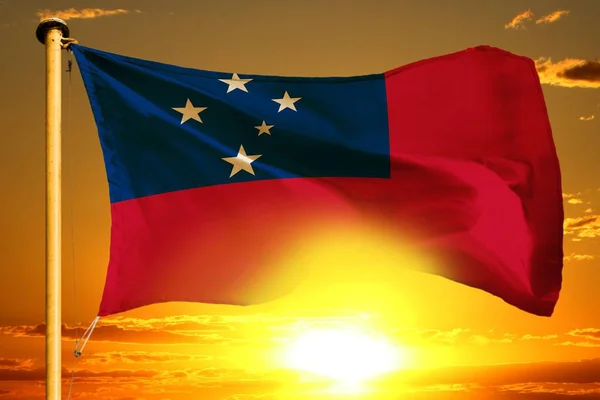 Σαμόα σημαία υφαίνει το όμορφο πορτοκαλί ηλιοβασίλεμα με σύννεφα φόντο — Φωτογραφία Αρχείου