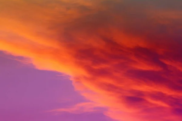 Красивое яркое тяжелое частично облачное небо для использования в дизайне в качестве фона . — стоковое фото