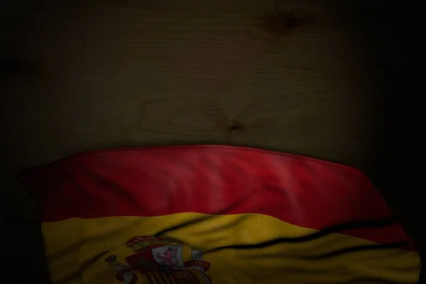 Leuke donkere foto van Spanje vlag met grote plooien op donker hout met vrije ruimte voor tekst-elke feest vlag 3D illustratie — Stockfoto