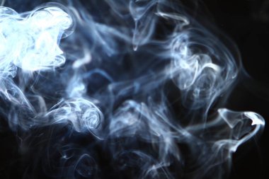 harika akan mavi duman siyah arkaplanda.