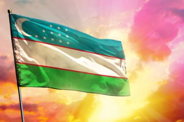Güzel renkli günbatımı veya gündoğumu arka plan üzerinde Çırpınan Özbekistan bayrağı. Başarı kavramı.