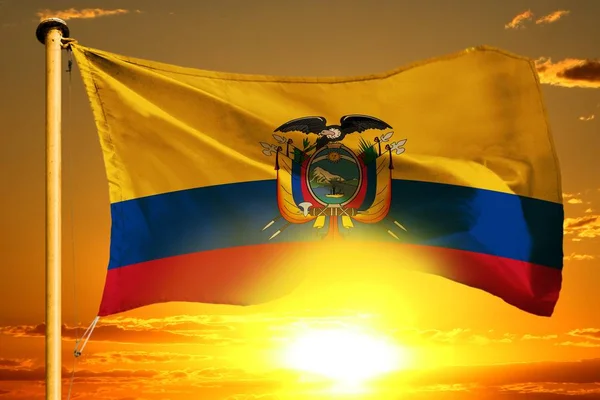 Bandera de Ecuador tejiendo en la hermosa puesta de sol naranja con fondo de nubes — Foto de Stock