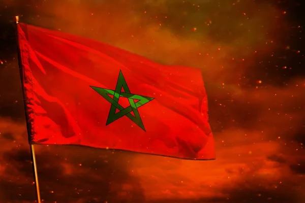 Drapeau du Maroc flottant sur ciel rouge cramoisi avec des piliers de fumée en arrière-plan. Concept de troubles . — Photo