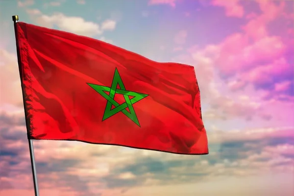 Flambant drapeau du Maroc sur fond nuageux ciel coloré. Concept de prospérité . — Photo
