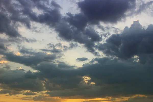 Assez irréel fantasme vivant nuages colorés au soleil dans le ciel pour l'utilisation dans la conception comme arrière-plan . — Photo