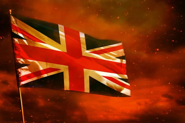 Fluttering Reino Unido (Reino Unido) bandeira no céu vermelho carmesim com fundo pilares de fumaça. Conceito de problemas . — Fotografia de Stock