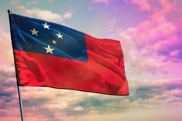 Φτερούγισμα των Σαμόα σημαία σε πολύχρωμο συννεφιά του ουρανού. Έννοια της ευημερίας. — Φωτογραφία Αρχείου