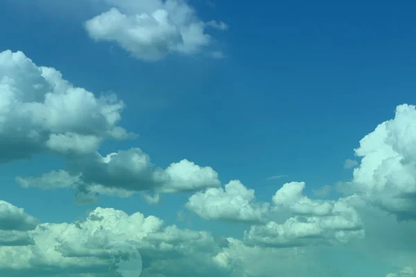 背景としてデザインで使用するための素晴らしい非現実的なカラフルなファンタジー積雲の空. — ストック写真