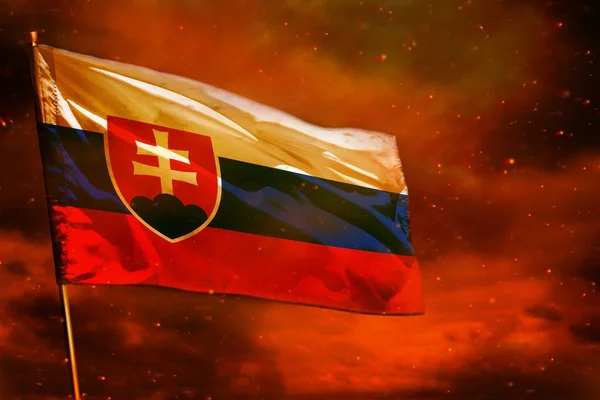 Trzepotanie Słowacja Flaga na szkarłatne czerwone niebo z dymem filarów tle. Koncepcja problemów. — Zdjęcie stockowe