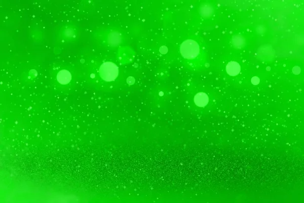 Verde bonito brilhante brilho luzes desfocado bokeh abstrato fundo com faíscas voar, festival mockup textura com espaço em branco para o seu conteúdo — Fotografia de Stock