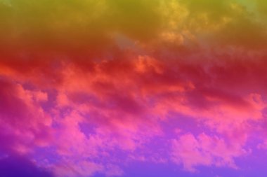 arka plan olarak tasarım kullanmak için gökyüzünde oldukça gerçekdışı tonlu fantezi güneş renkli bulutlar.