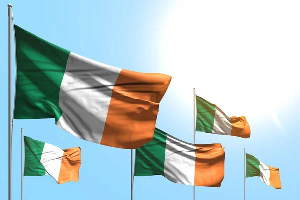 Bonito 5 banderas de Irlanda ondean sobre fondo azul cielo - cualquier ocasión bandera 3d ilustración —  Fotos de Stock