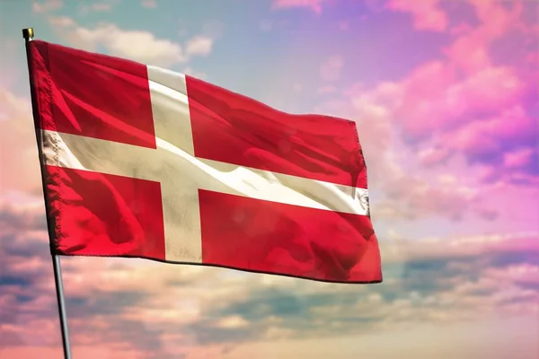 Φτερούγισμα Δανίας σημαία σε πολύχρωμο συννεφιά του ουρανού. Έννοια της ευημερίας. — Φωτογραφία Αρχείου