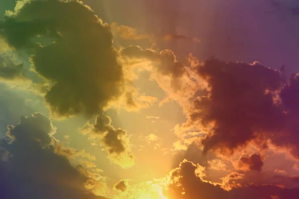 Schöne unwirklich lebendige Fantasie Sonnenuntergang oder Sonnenaufgang Wolken für die Verwendung in Design als Hintergrund. — Stockfoto