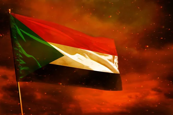Csapkodott Szudán lobogója vörös vörös égen a füst oszlopok háttérben. Bajok fogalma. — Stock Fotó