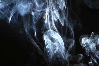 karanlık arka planda muhteşem akan parlayan mavi duman.