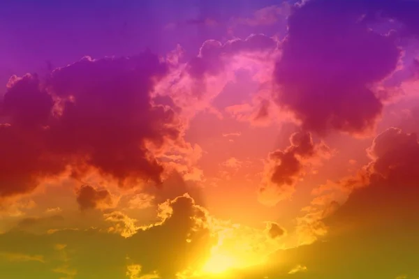 Schöne lebendige Sonnenuntergang oder Sonnenaufgang bewölkten Himmel für die Verwendung in Design als Hintergrund. — Stockfoto