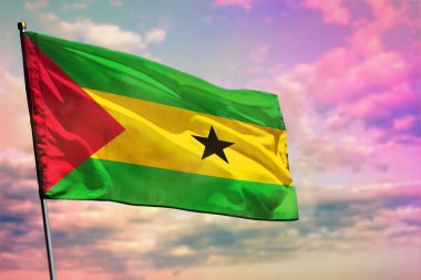 Renkli bulutlu gökyüzü arka plan üzerinde Fluttering Sao Tome ve Principe bayrağı. Refah kavramı.