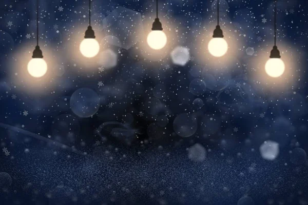 Blauwe mooie briljante glitter lichten gedeconcentreerde bokeh abstracte achtergrond met gloeilampen en vallende sneeuwvlokken vliegen, feestelijke mockup textuur met lege ruimte voor uw inhoud — Stockfoto