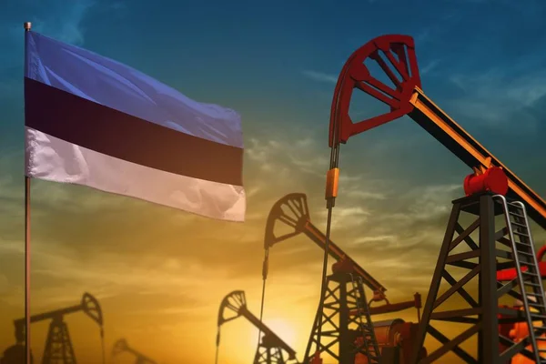 Концепция нефтяной промышленности Эстонии. Промышленная иллюстрация - Эстонский флаг и нефтяные скважины на фоне синего и желтого неба на закате - 3D иллюстрация — стоковое фото