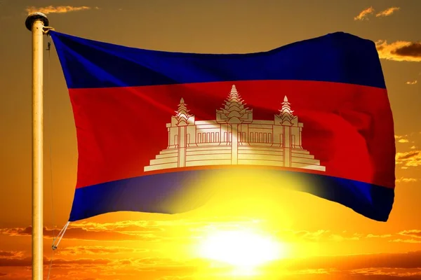 Camboja bandeira tecelagem no belo pôr-do-sol laranja com nuvens de fundo — Fotografia de Stock