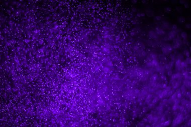 mor çok uçan bar ışık bokeh doku - fantastik soyut fotoğraf arka plan