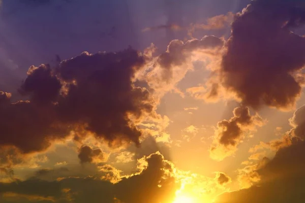 Wunderbare unwirklich bunte Fantasie Sonnenuntergang oder Sonnenaufgang Wolken am Himmel für die Verwendung in Design als Hintergrund. — Stockfoto