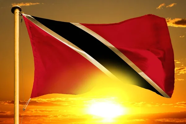 Bandeira de Trinidad e Tobago tecendo no lindo pôr-do-sol laranja com fundo de nuvens — Fotografia de Stock