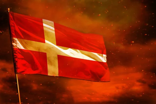 Fluttering bandeira da Dinamarca no céu vermelho carmesim com fundo pilares de fumaça. Conceito de problemas . — Fotografia de Stock