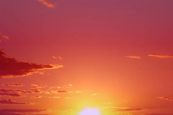 Schöne unwirklich lebendige Fantasie Sonnenuntergang oder Sonnenaufgang Wolken für die Verwendung in Design als Hintergrund. — Stockfoto