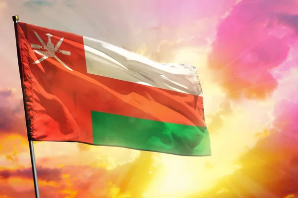 Flambant drapeau Oman sur beau coucher de soleil coloré ou le lever du soleil fond. Concept de réussite . — Photo