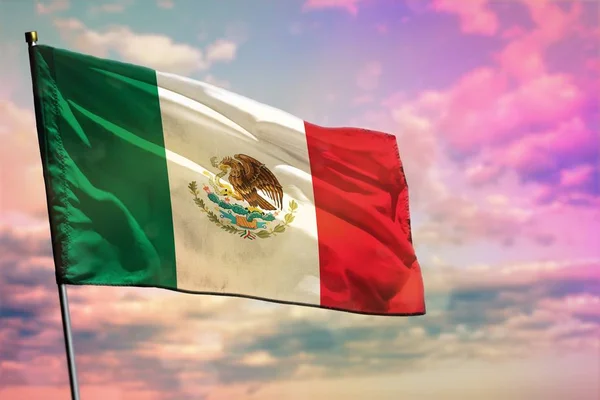 Ondeando la bandera de México sobre un colorido fondo nublado. Concepto de prosperidad . —  Fotos de Stock