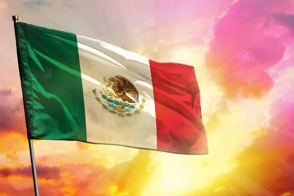 Ondeando la bandera de México sobre un hermoso y colorido fondo al atardecer o al amanecer. Concepto de éxito . — Foto de Stock