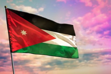 Renkli bulutlu gökyüzü arka plan üzerinde çırpınan Ürdün bayrağı. Refah kavramı.