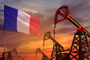 Fransa petrol endüstrisi kavramı. Endüstriyel illüstrasyon - Fransa bayrak ve kırmızı ve mavi günbatımı veya gündoğumu gökyüzü arka plan ile petrol kuyuları - 3d illüstrasyon