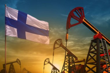 Finlandiya petrol endüstrisi kavramı. Endüstriyel illüstrasyon - Finlandiya bayrağı ve petrol kuyuları karşı mavi ve sarı günbatımı gökyüzü arka plan - 3d illüstrasyon