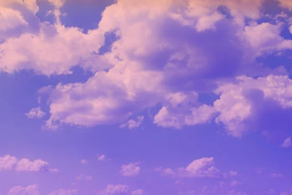 Ziemlich unwirklich lebendige Fantasie Kumuluswolken am Himmel für die Verwendung im Design als Hintergrund. — Stockfoto