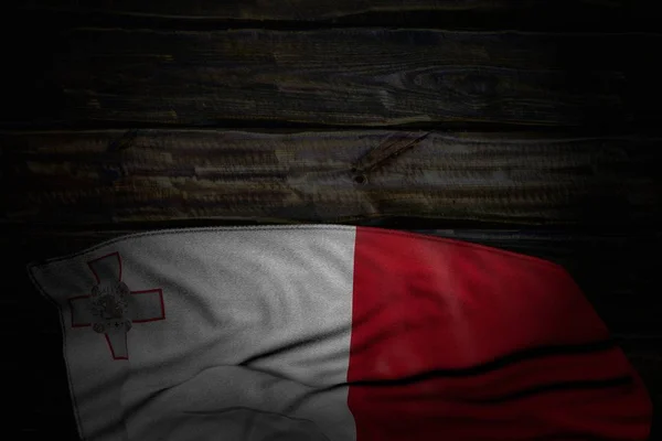 Bela imagem escura da bandeira de Malta com grandes dobras em madeira velha com lugar livre para texto - qualquer bandeira celebração ilustração 3d — Fotografia de Stock
