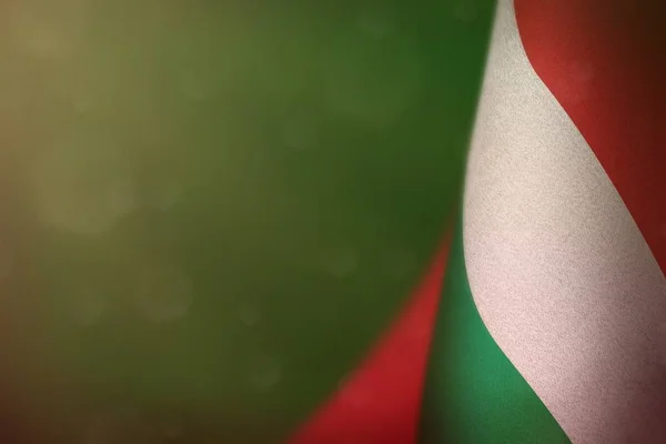 Ungarische Flagge zu Ehren des Veteranentages oder Gedenktages. Ruhm für die ungarischen Kriegshelden auf grünem, dunklem Samtgrund. — Stockfoto