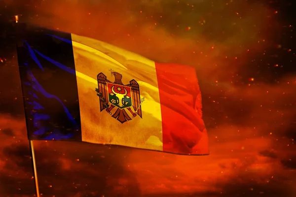 煙の柱を背景に真っ赤な空にモルドバの旗を振り回す。トラブルコンセプト. — ストック写真