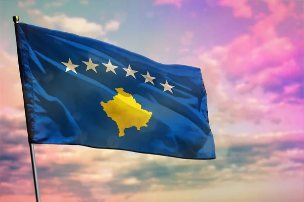 Развевающийся флаг Косово на ярком облачном фоне неба. Концепция процветания . — стоковое фото
