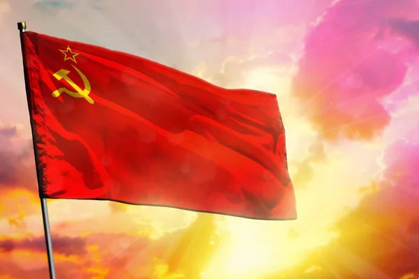 Fluttuante Unione Sovietica (SSSR, URSS) bandiera sul bellissimo tramonto colorato o sfondo alba. Concetto di successo . — Foto Stock