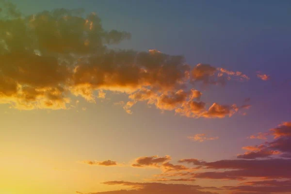 Αρκετά εξωπραγματικό φωτεινό ηλιοβασίλεμα της φαντασίας ή Ανατολή σύννεφα στον ουρανό για τη χρήση στο σχεδιασμό ως φόντο. — Φωτογραφία Αρχείου
